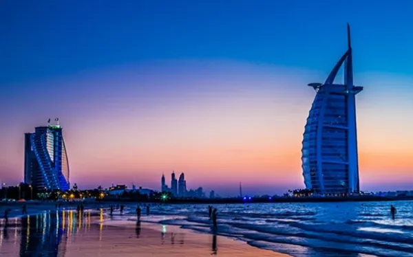 Теплая атмосфера заката на берегу моря Дубаи