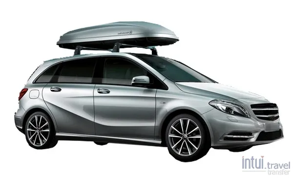 Автомобиль оборудованный для туристического трансфера с лыжами
