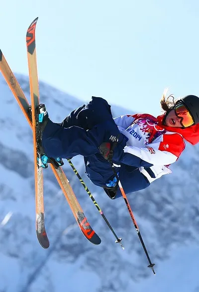 Девушка на лыжах на горнолыжных курортах Сочи