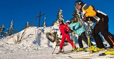 Группа туристов на горнолыжном курорте Карталкая Турция