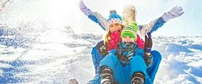 Семья катается на санках