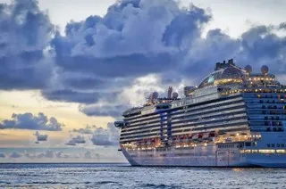 Корабль плывет в море