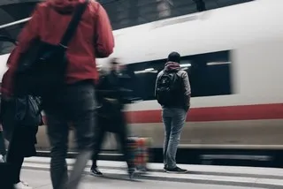 Пассажиры у поезда на станции