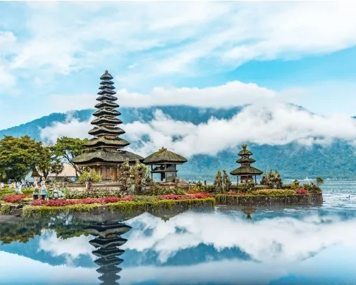 Un antico tempio sulle rive di un fiume a Bali