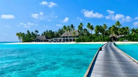 Hotel sull'isola nell'oceano Maldive